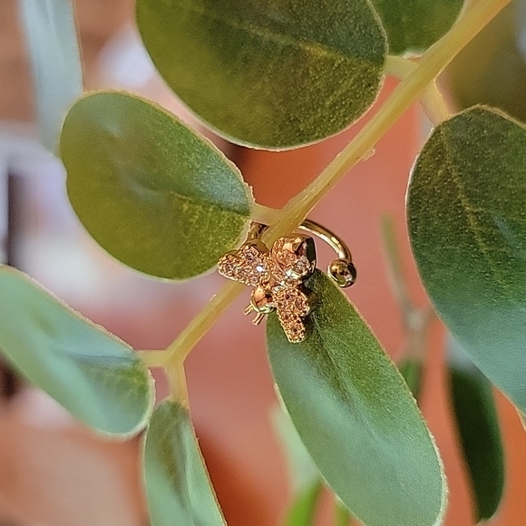 🔥LAST ONE🔥 Dainty CZ Honeybee Ear Cuff, 16k Gold - Picture 3 of 6